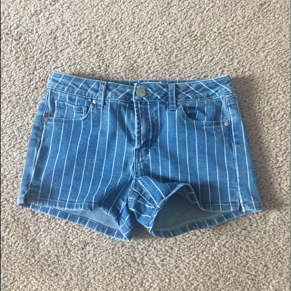 stripped tillys malibu shorts, used and cute!